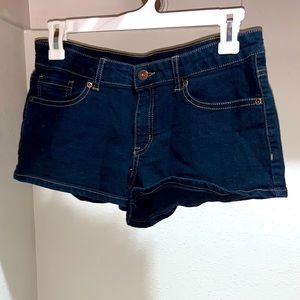 Blue jean shorts.